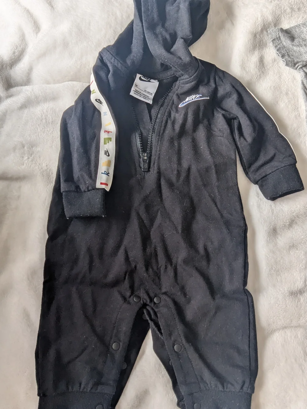 *PRE LOVE*Nike Baby Black Hooded Snap Romper + Grey "Just Do It" Bodysuit Set - Picture 3 of 3